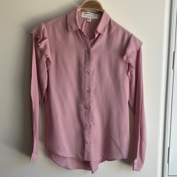 cloth & stone Tops - ANTHROPOLOGIE Cloth & Stone Pink Frayed Ruffle Shoulder Button Down Size XS